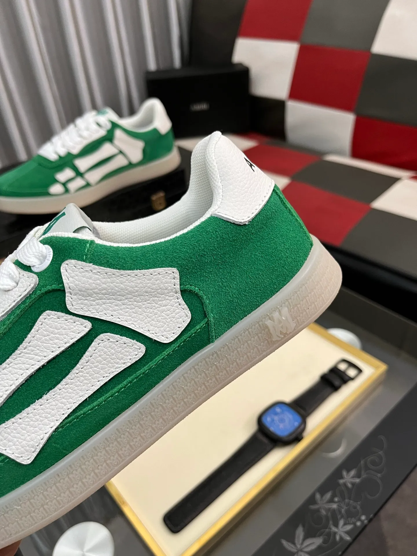 Men's shoes 💰420⌚️⌚️《AMIR*》New men's low-top casual sports sneakers bone shoes, another pair of irresistible bone shoes. Bone shoes are one of AMIRI's most popular items. They use first-layer cowhide uppers. The side bones are made of two cowhide laminations. They have a three-dimensional feel. The leather incisions are all oil-edged. Contrasting color design. Simple style. Fashionable sports. Customized metal LOGO nameplate to embellish shoelaces. Exclusive control of top version. Supports comparison. Breathable mesh lining Original rubber outsole A must-have item for daily leisure Suitable for various occasions Check it out if you are looking for high quality Super cool uppers Size: 38-445️⃣ Colors available